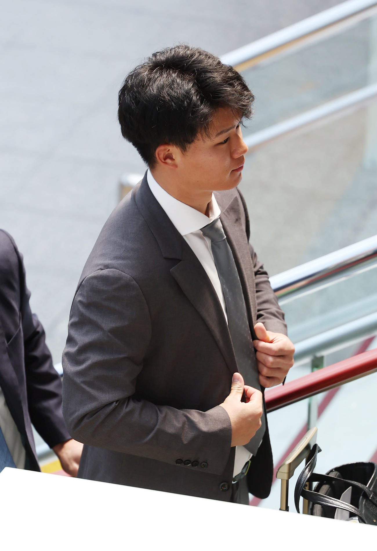 松山から東京へ向け移動する阪神森下（撮影・前田充）