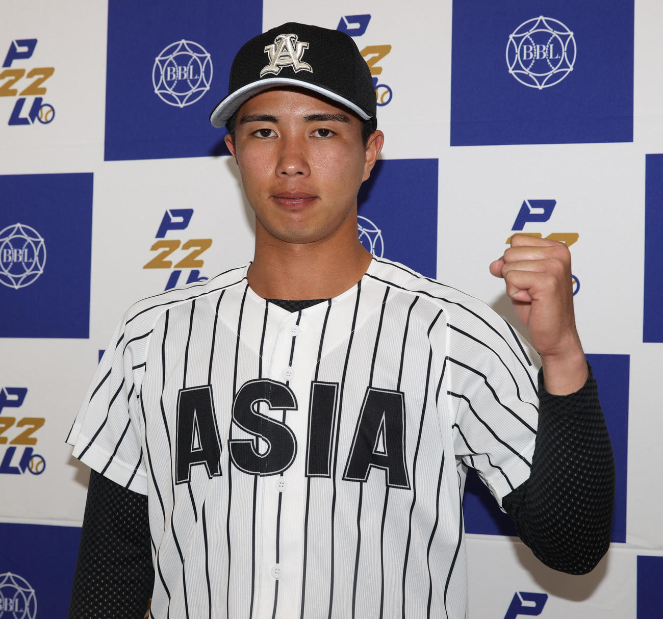 亜大対中大　7回途中無失点で勝利を挙げた亜大・山城はガッツポーズする（撮影・柴田隆二）