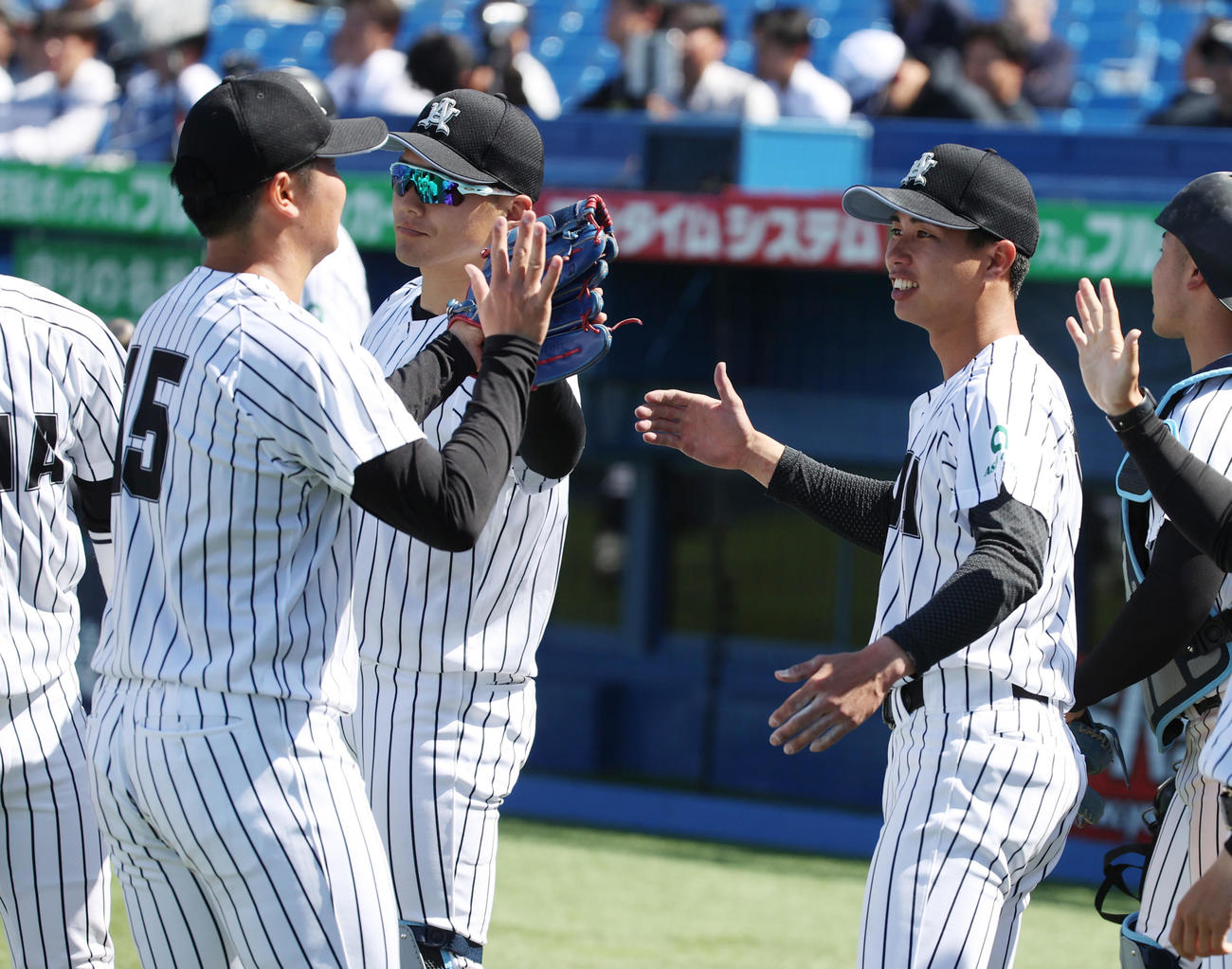 亜大対中大　亜大・山城は7回のピンチを抑えた井上を出迎えを受ける（撮影・柴田隆二）