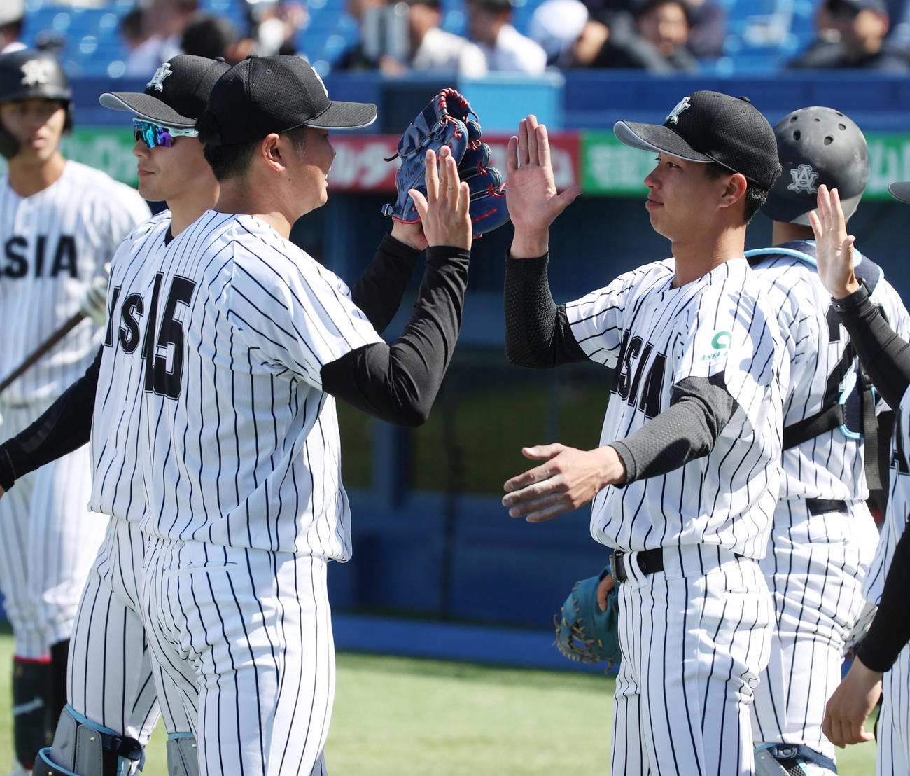 亜大対中大　亜大・山城（右）は7回のピンチを抑えた井上を出迎えを受ける（撮影・柴田隆二）