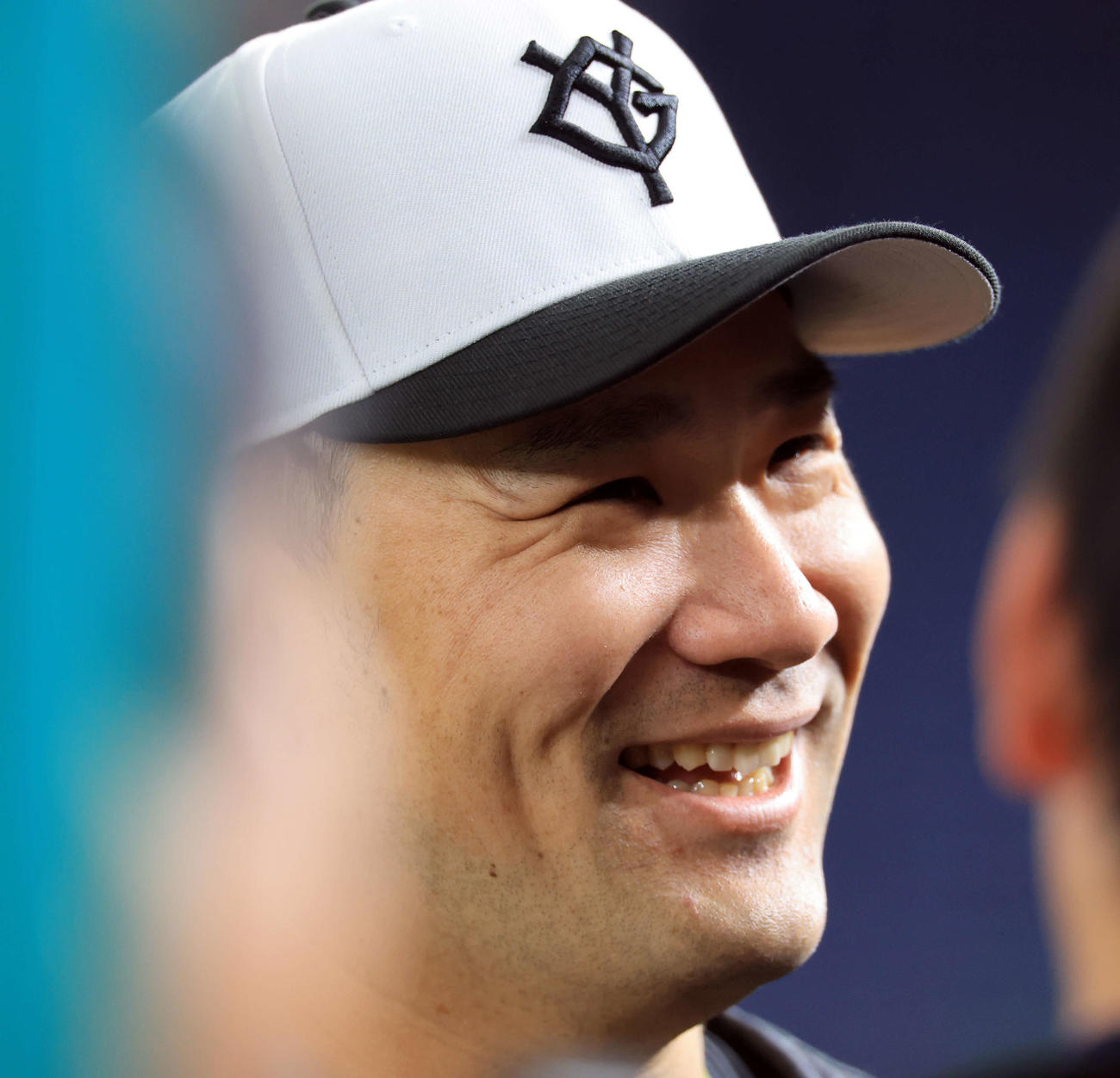 巨人対DeNA　試合前練習を終え、報道陣の質問に笑顔で答える巨人田中将（撮影・浅見桂子）