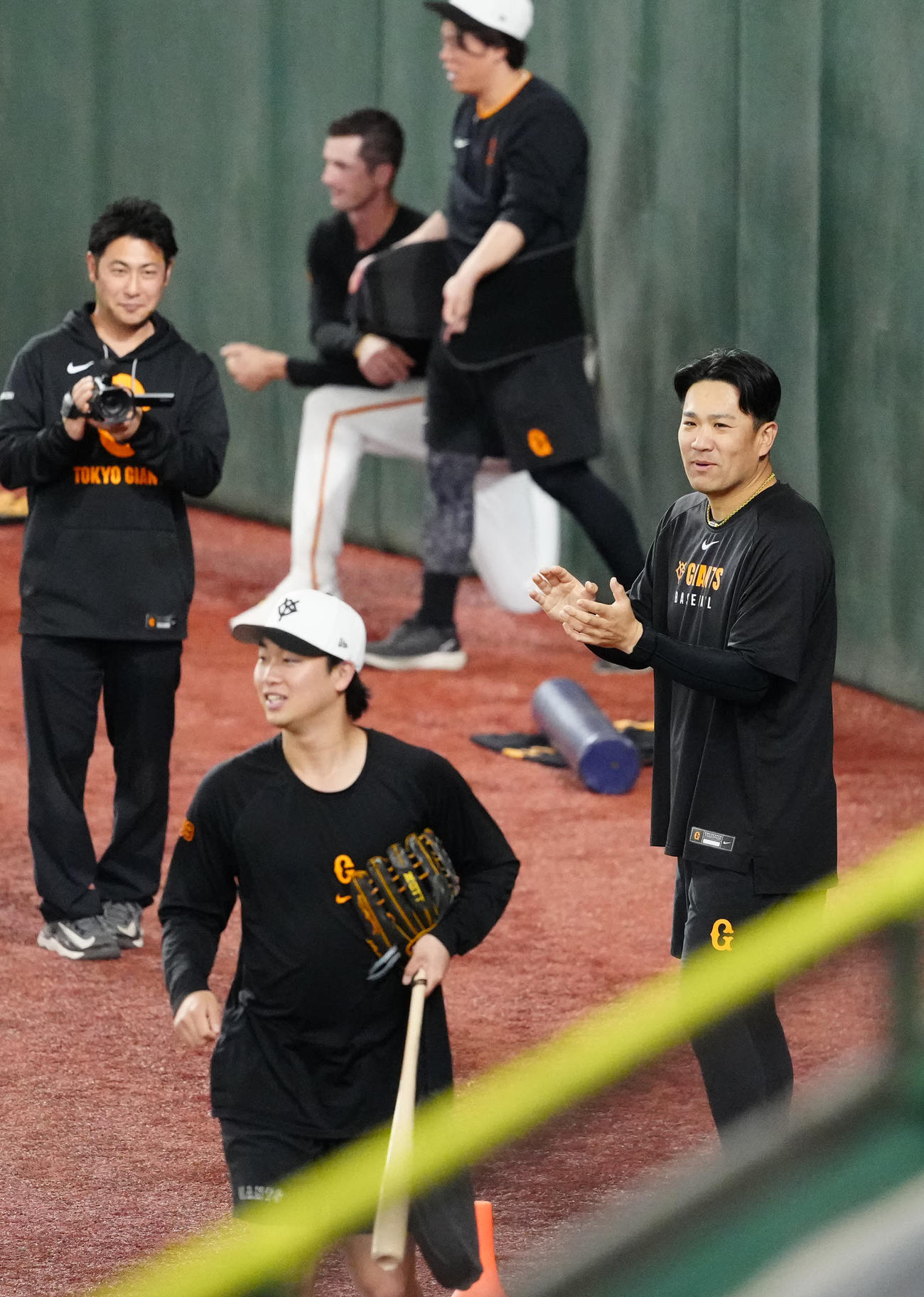 巨人対DeNA　試合前練習中、巨人先発山崎（手前）を拍手で送り出す田中将（右）（撮影・江口和貴）