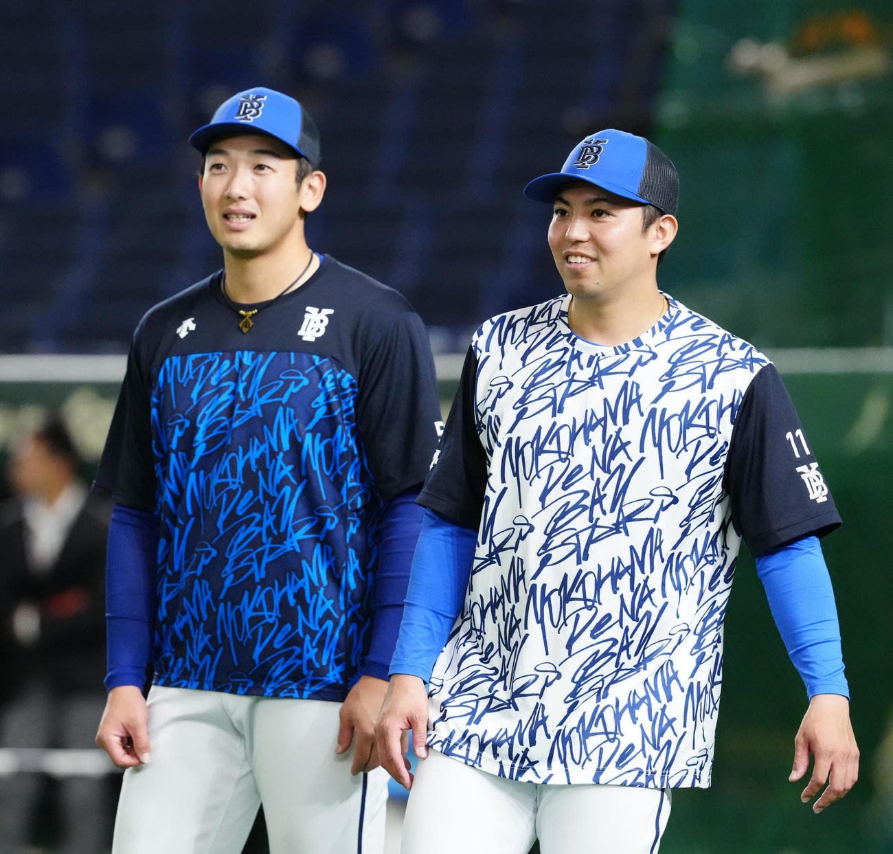 巨人対DeNA　試合前、ウオーミングアップするDeNA東（右）と山本（撮影・江口和貴）