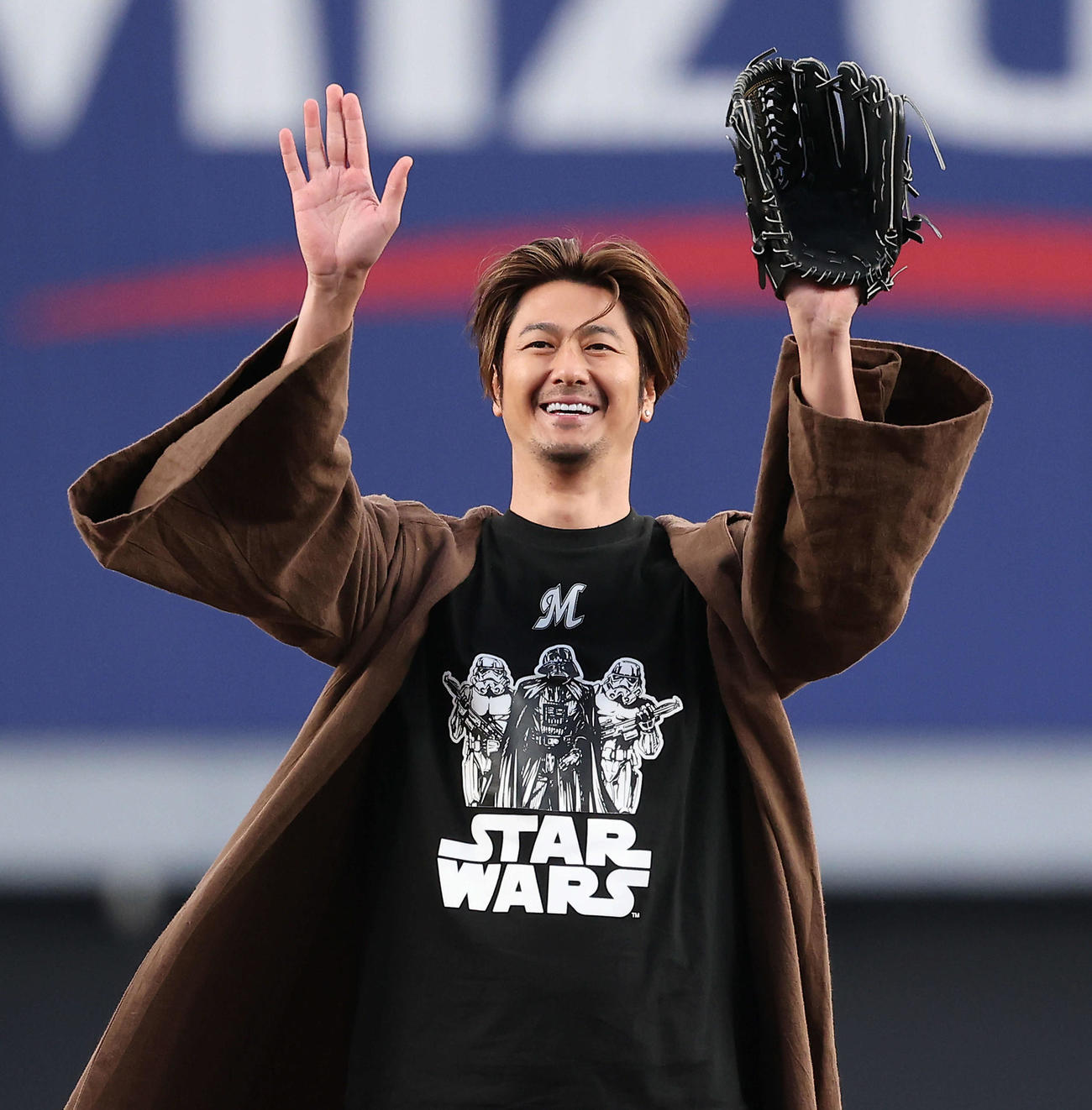 ロッテ対日本ハム　開始前、ファーストピッチセレモニーに登場した速水もこみち（撮影・河田真司）