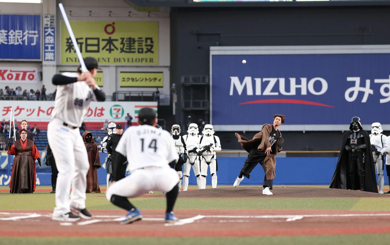 ロッテ対日本ハム　開始前、ファーストピッチセレモニーで、ライトセーバーで打席に入るソトに投球する速水もこみち（撮影・河田真司）
