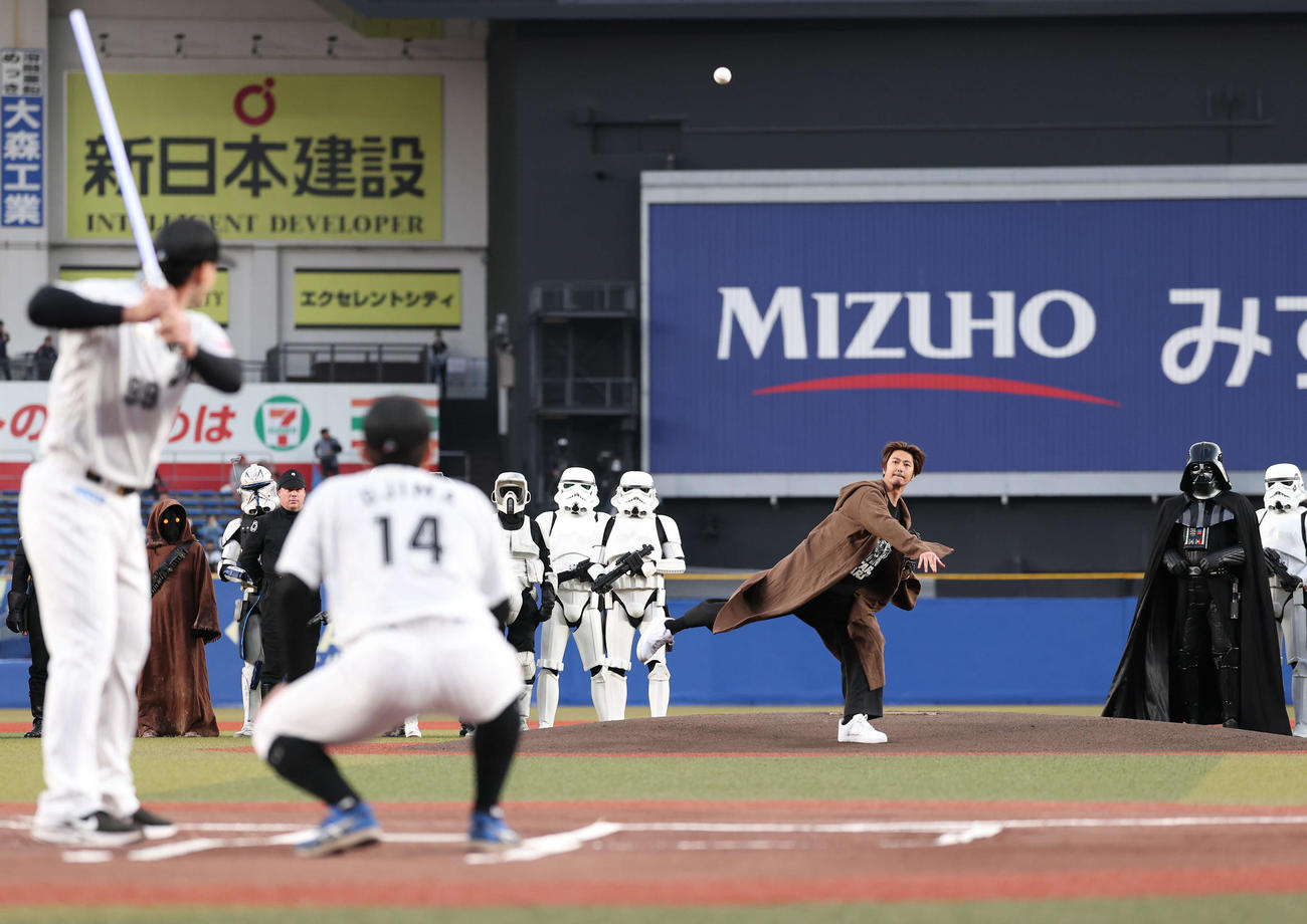 ロッテ対日本ハム　開始前、ファーストピッチセレモニーで、ライトセーバーで打席に入るソトに投球する速水もこみち（撮影・河田真司）