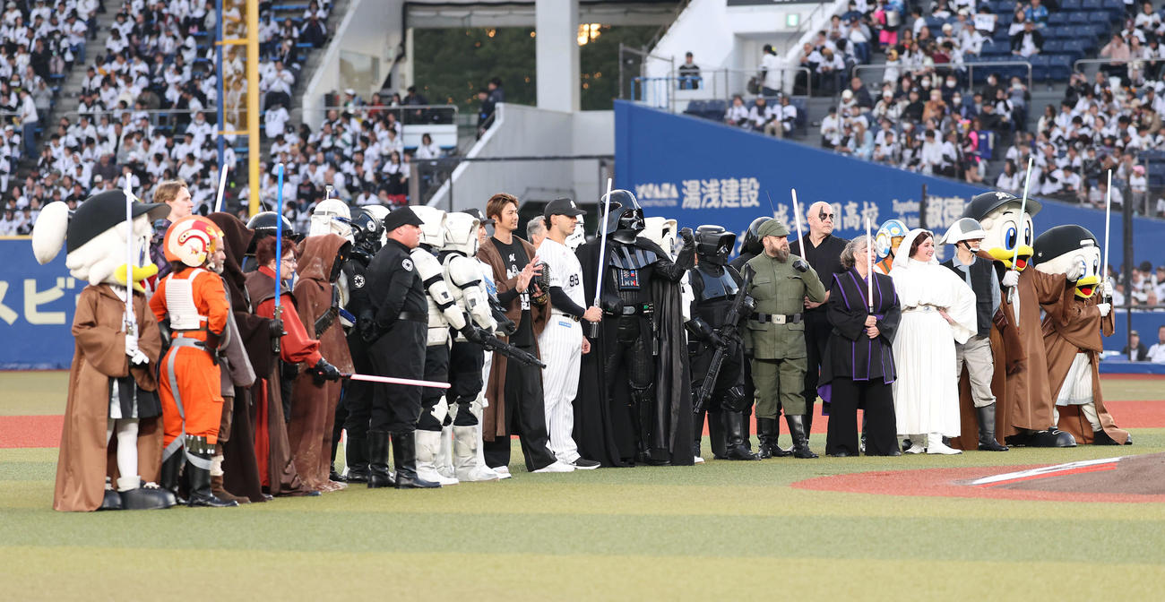 ロッテ対日本ハム　開始前、ファーストピッチセレモニーで、スター・ウォーズのキャラクターと記念撮影する速水もこみち（中央）（撮影・河田真司）