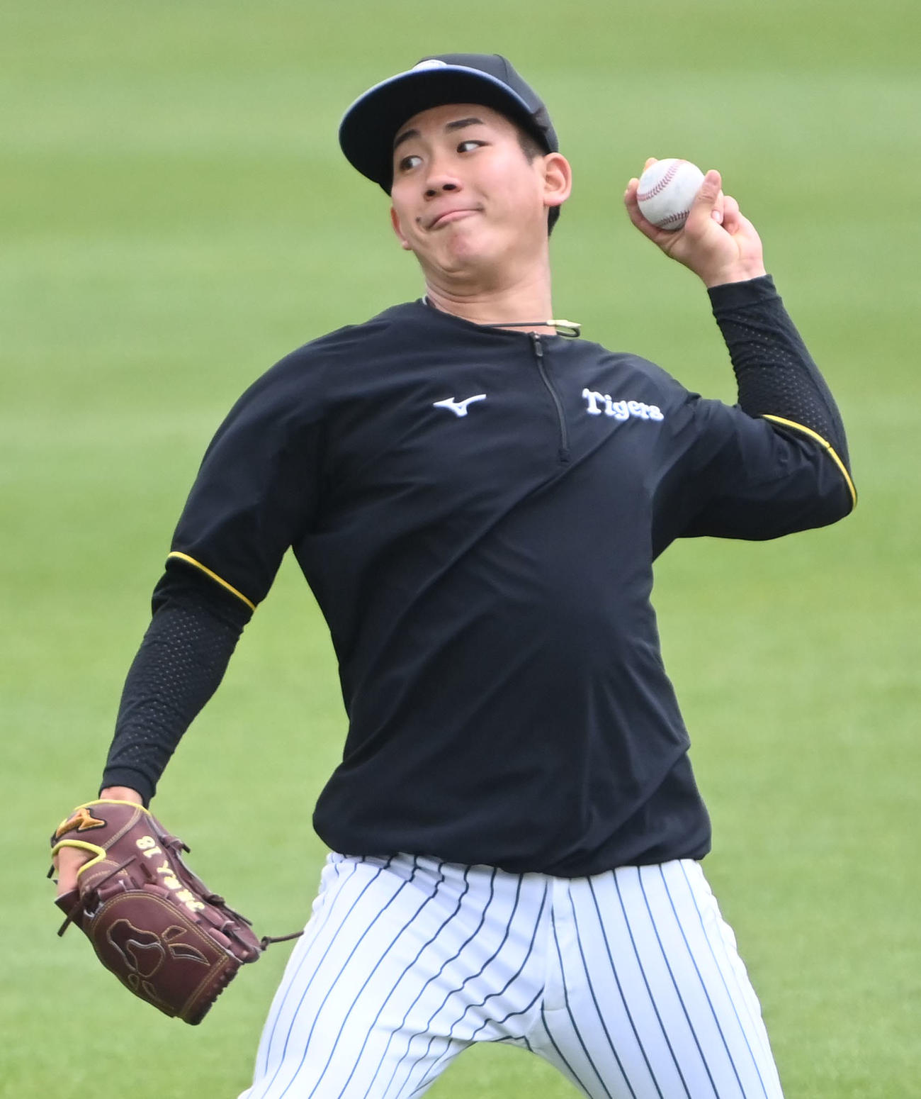 キャッチボールをする阪神伊原（撮影・石井愛子）