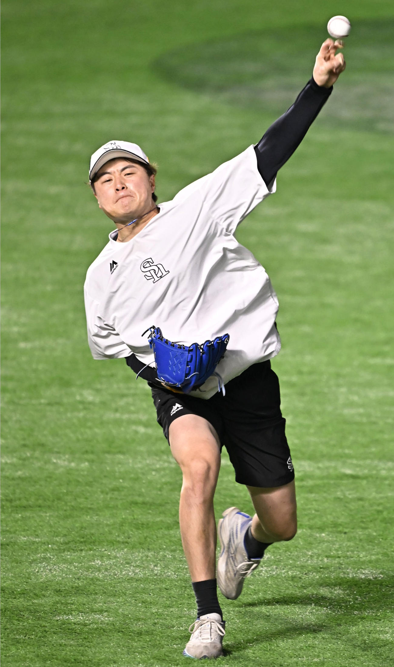 キャッチボールで調整するソフトバンク・前田純＝みずほペイペイドーム（共同）