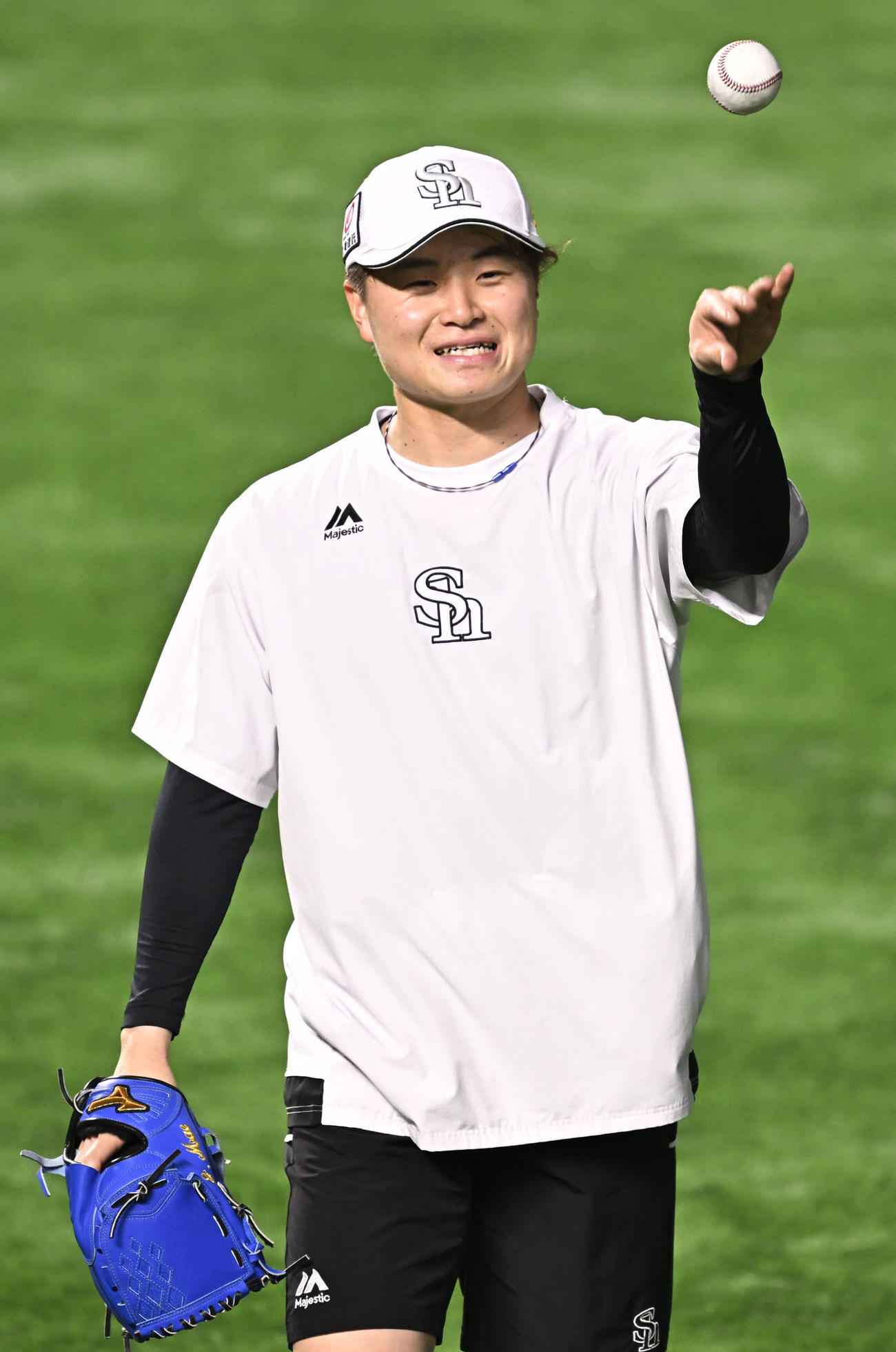 練習中、笑顔を見せるソフトバンク・前田純＝みずほペイペイドーム（共同）