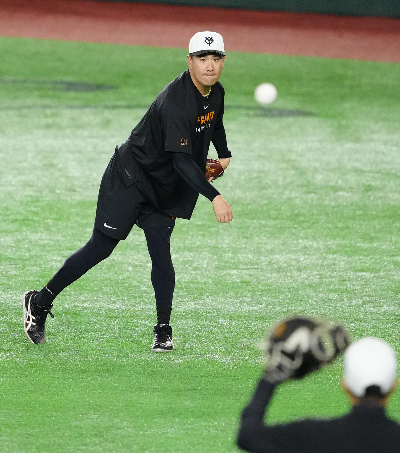 巨人対DeNA　試合前練習でキャッチボールする巨人田中将（撮影・江口和貴）