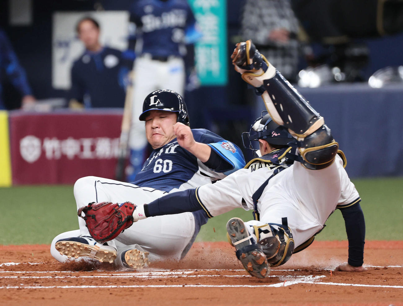オリックス対西武　1回表西武2死二塁、二走の中村剛也は外崎の左前打で本塁を狙うもアウト（撮影・西尾就之）