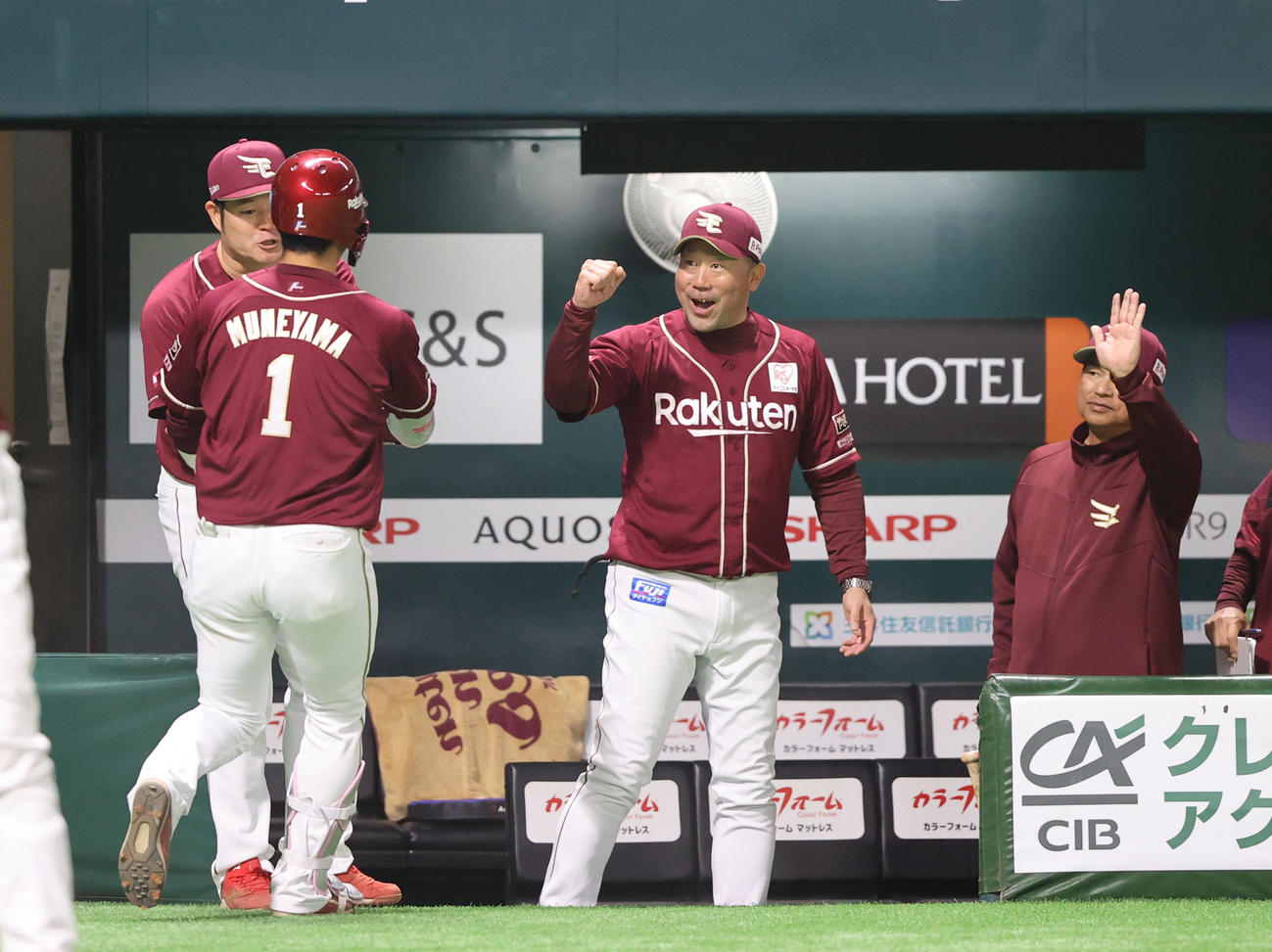ソフトバンク対楽天　3回表楽天無死、宗山は右越えに先制本塁打を放ち三木監督に迎えられる（撮影・梅根麻紀）