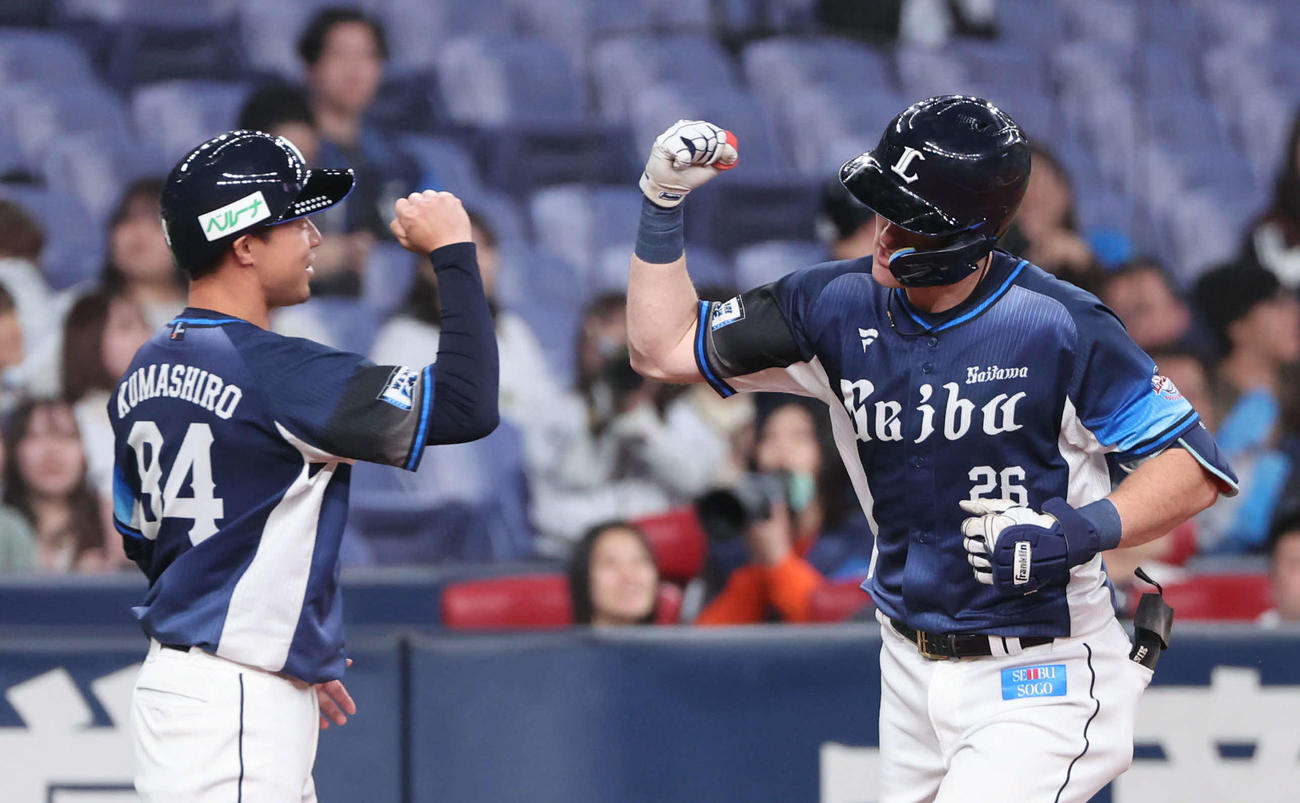 オリックス対西武　3回表西武2死、ネビンは左中間に本塁打を放ち、熊代コーチとエルボータッチをかわし本塁へ向かう（撮影・西尾就之）