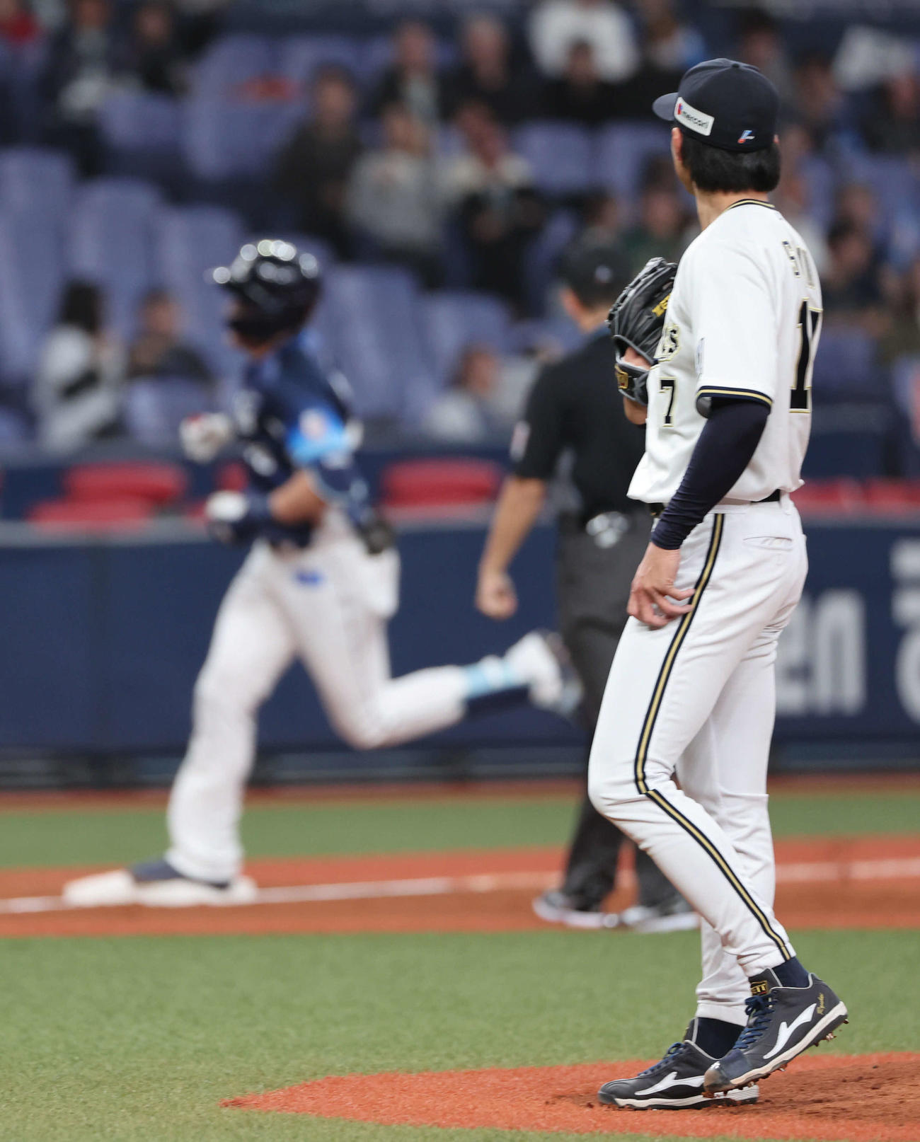 オリックス対西武　3回表西武2死、ネビン（左）に本塁打を許した曽谷（撮影・西尾就之）
