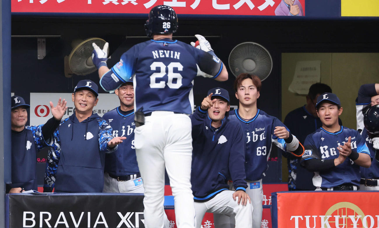 オリックス対西武　3回表西武2死、本塁打を放ったネビンを出迎える、西口監督（左から2人目）ら西武ナイン（撮影・西尾就之）