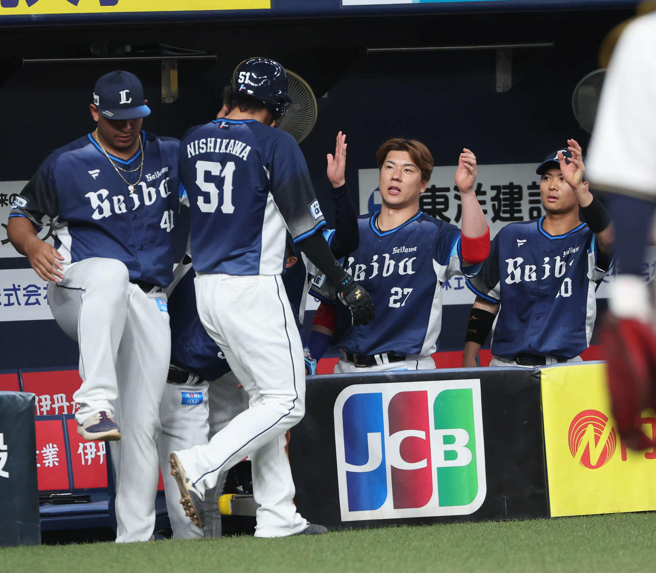 オリックス対西武　1回表西武無死一、三塁、ネビンの遊ゴロ併殺の間に生還した西川を迎える西武ナイン（撮影・西尾就之）