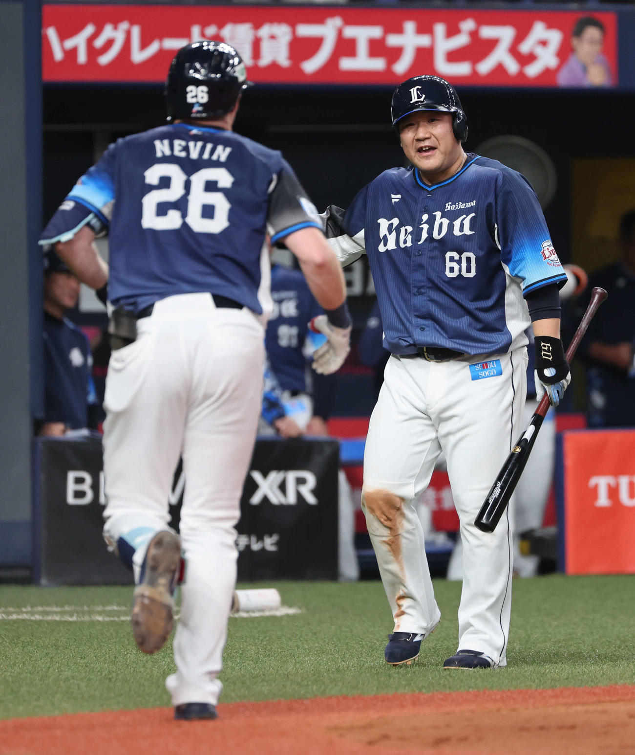 オリックス対西武　3回表西武2死、本塁打を放ったネビンを迎える中村剛（撮影・西尾就之）