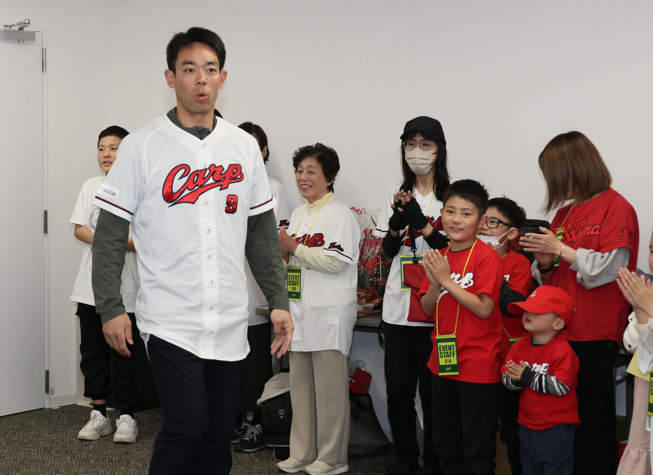 広島対中日　1人親家庭を球場に招待した広島秋山（撮影・加藤孝規）