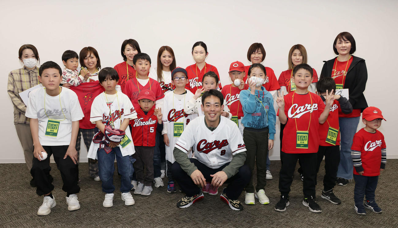 広島対中日　1人親家庭を球場に招待した広島秋山（撮影・加藤孝規）