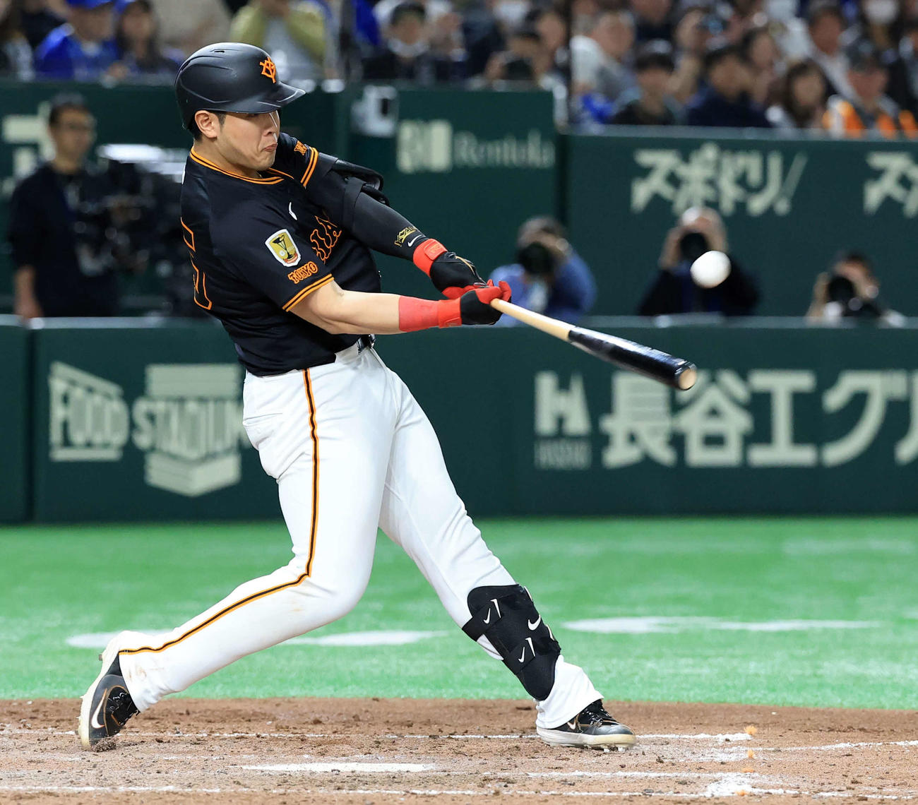 巨人対DeNA 5回裏巨人2死二塁、岡本は2点本塁打を放つ（撮影・浅見桂子）