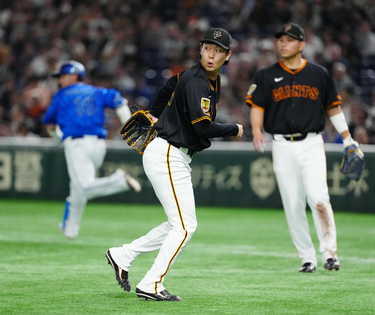 巨人対DeNA 2回表DeNA無死一、二塁、戸柱（左）の送りバントを処理し、三塁へ送球する山崎（撮影・江口和貴）