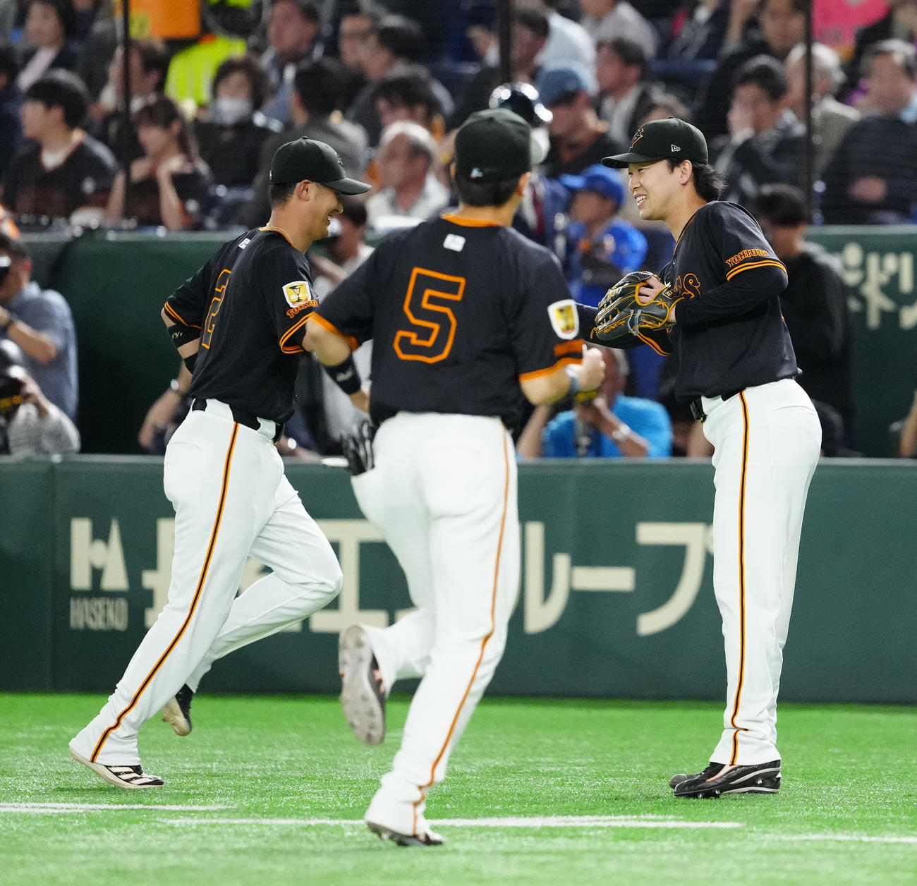 巨人対DeNA 7回表終了後、笑顔でチームメートを迎える巨人先発の山崎（右）（撮影・江口和貴）