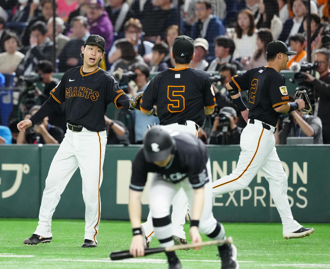 巨人対DeNA 7回表終了後、巨人門脇（中央）とタッチを交わす先発の山崎（撮影・江口和貴）