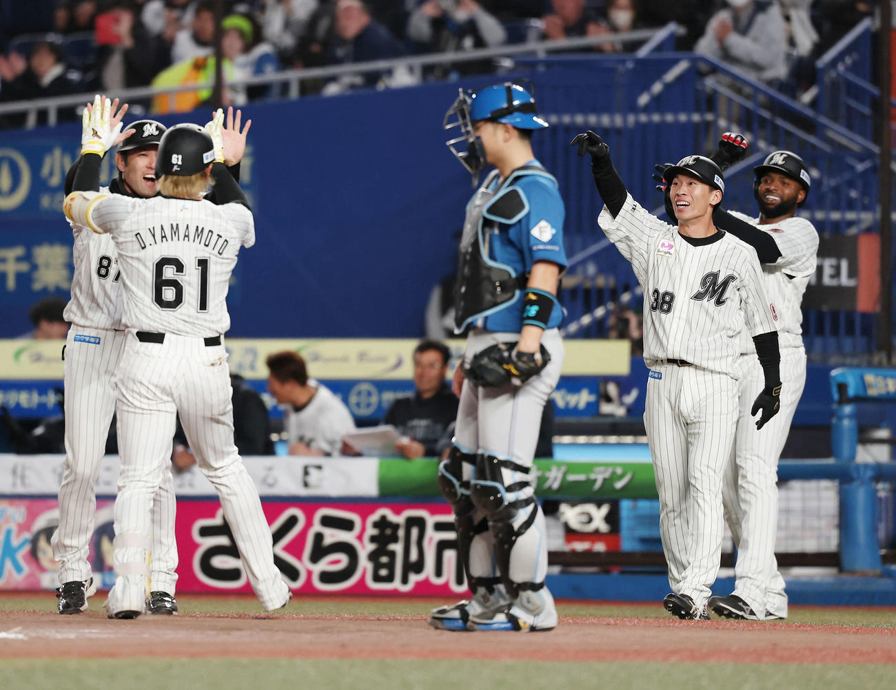 ロッテ対日本ハム　6回裏ロッテ1死一、二塁、左越え先制3点本塁打で生還する山本（左）（撮影・河田真司）