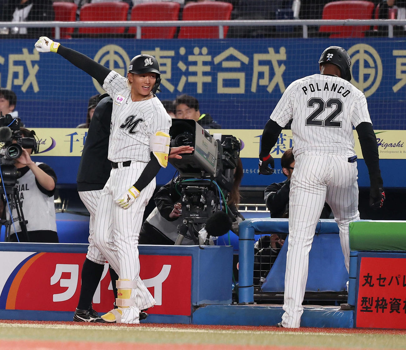 ロッテ対日本ハム　6回裏ロッテ1死一、二塁、左越え先制3点本塁打で生還し、観客席に向かいガッツポーズする山本（撮影・河田真司）