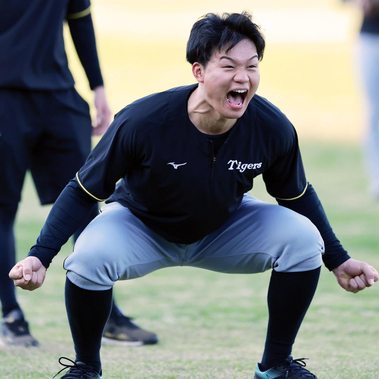 メディシンボールを投げた後にほえる阪神森下（撮影・野上伸悟）
