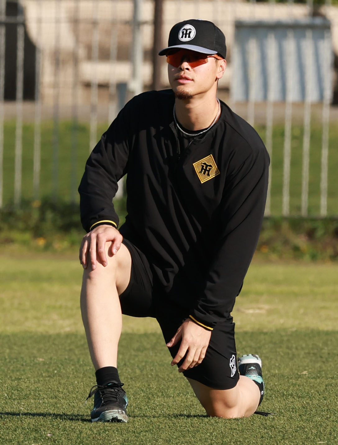 ストレッチを行う阪神佐藤輝（撮影・野上伸悟）
