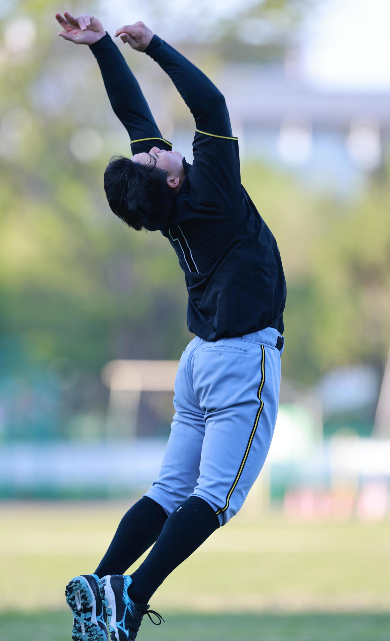 メディシンボールを投げる阪神森下（撮影・野上伸悟）