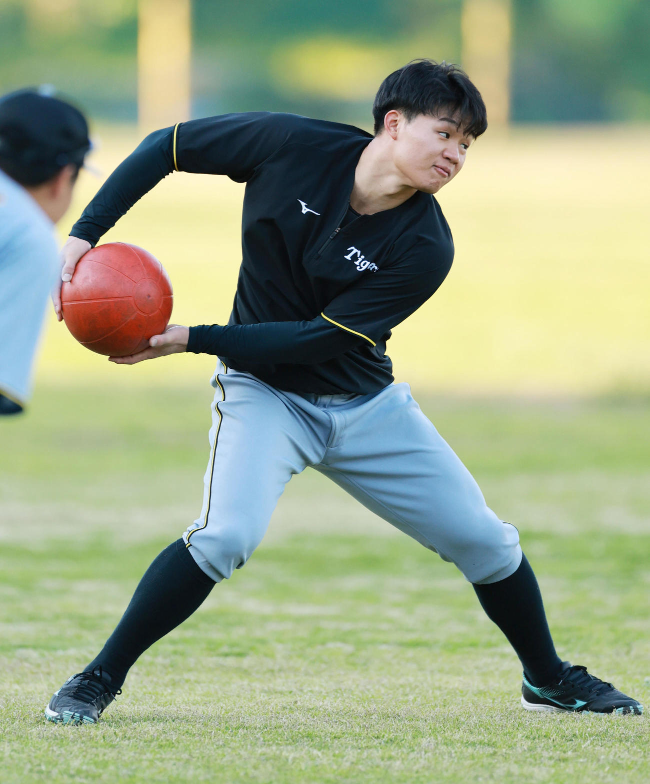 メディシンボールを投げる阪神森下（撮影・野上伸悟）