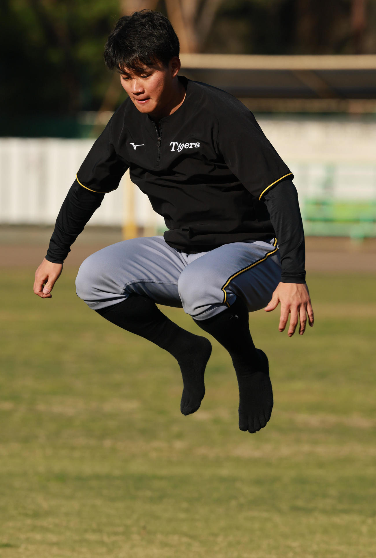 ジャンプする阪神森下（撮影・野上伸悟）
