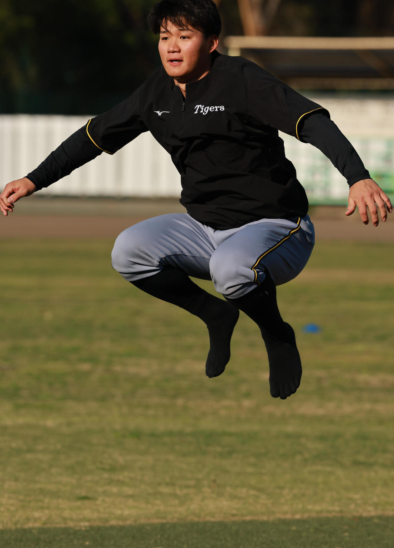 ジャンプする阪神森下（撮影・野上伸悟）