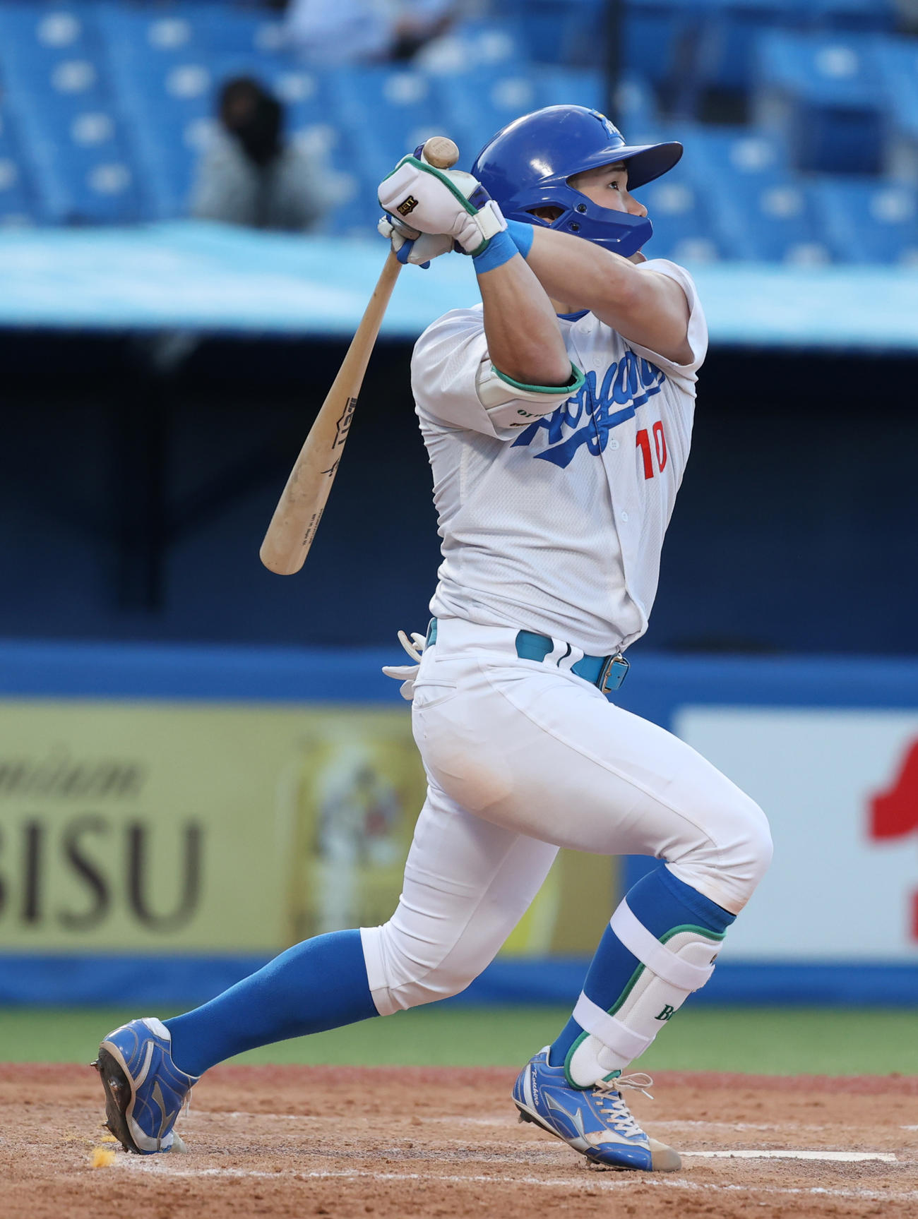 青学大対日大　タイブレーク10回表青学大無死二、三塁、小田は右越えに本塁打を放つ（撮影・柴田隆二）