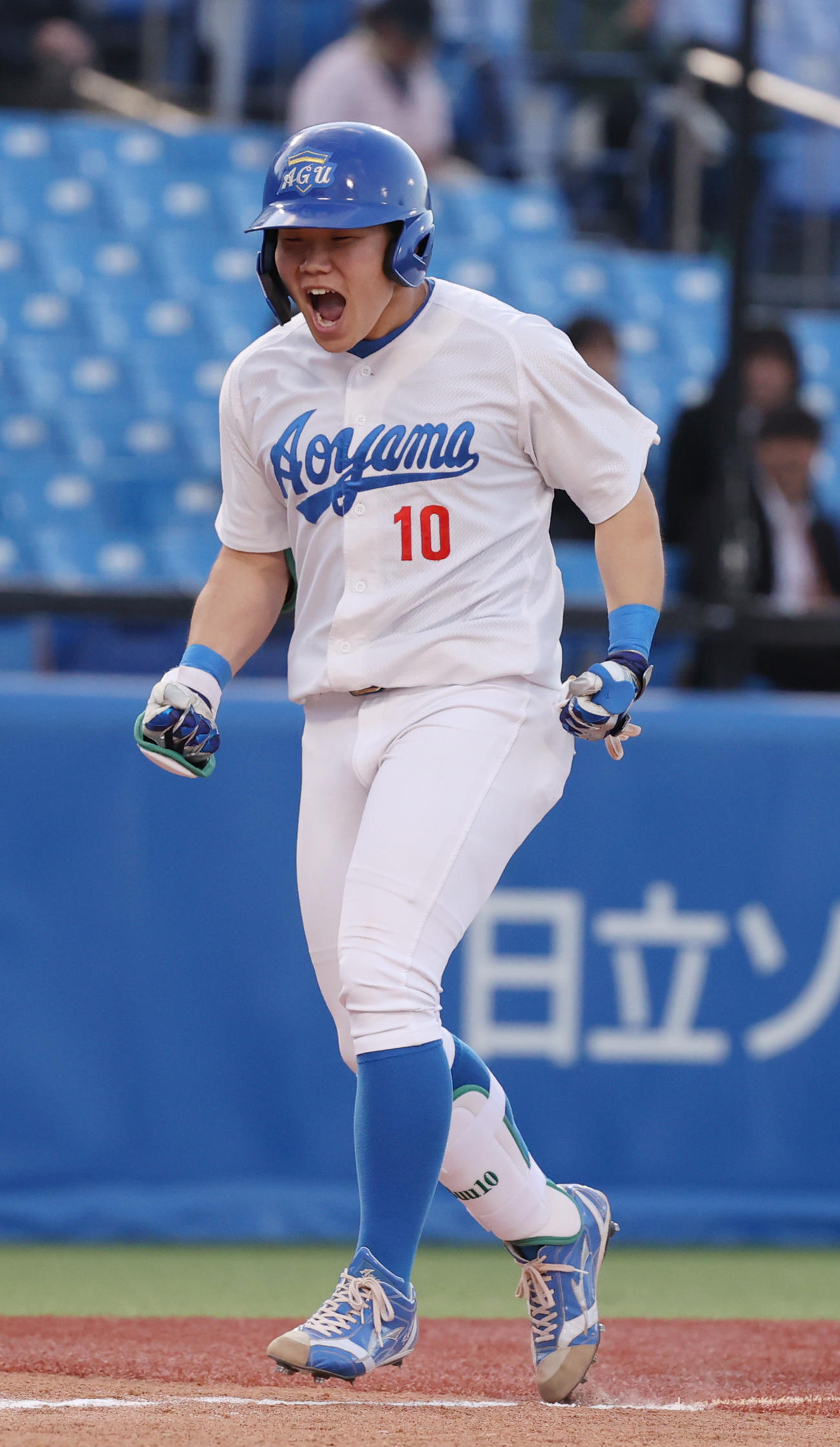 青学大対日大　タイブレーク10回表青学大無死二、三塁、小田は右越えに本塁打を放ちガッツポーズする（撮影・柴田隆二）