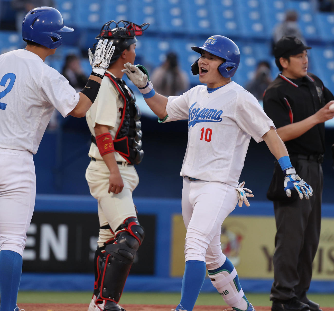 青学大対日大　タイブレーク10回表青学大無死二、三塁、小田（右）は右越えに本塁打を放ち渡部とハイタッチする（撮影・柴田隆二）