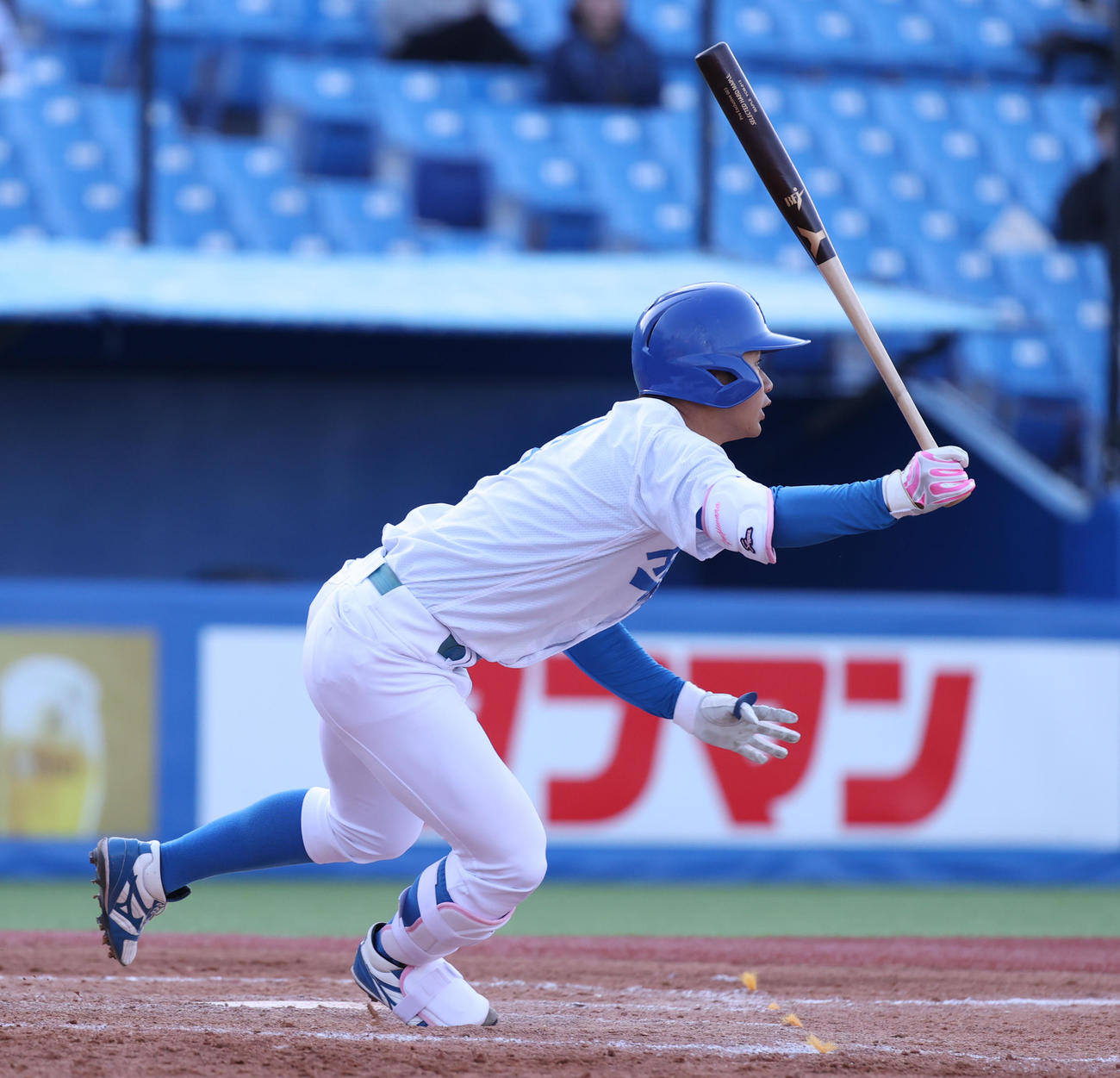 青学大対日大　4回表青学大2死一、二塁、藤原は中前に適時打を放つ（撮影・柴田隆二）