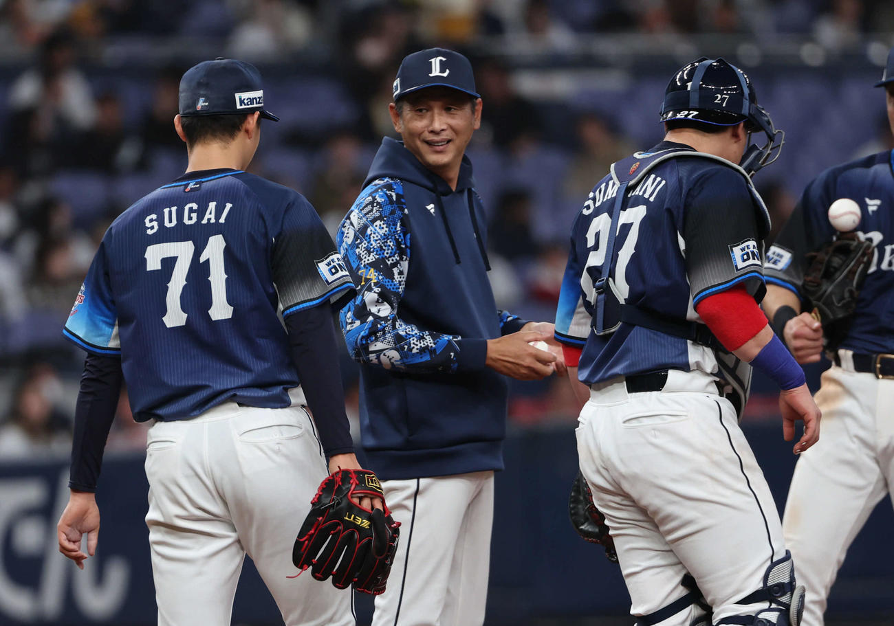 オリックス対西武　7回裏オリックス2死一、二塁、西武西口監督は四球を与えた菅井（左）の元に足を運び交代を命じる（撮影・西尾就之）