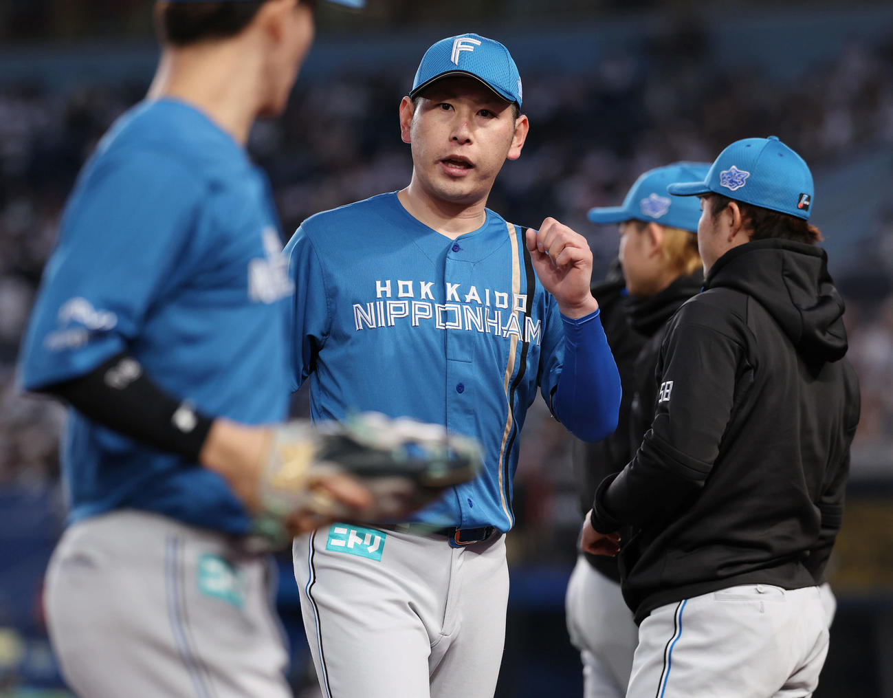 ロッテ対日本ハム　1回裏を抑える日本ハム加藤貴（撮影・河田真司）