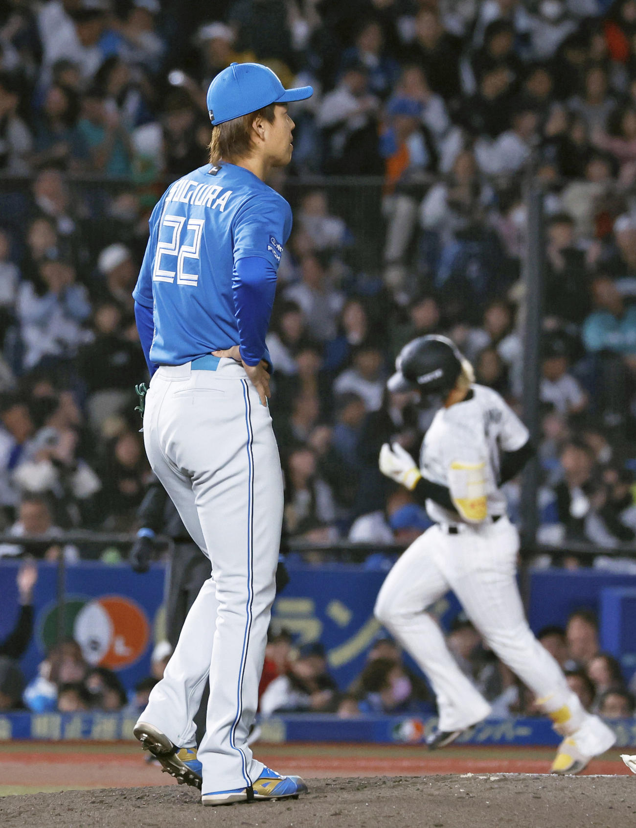 ロッテ山本（右）に先制3ランを浴びた日本ハム杉浦（共同）