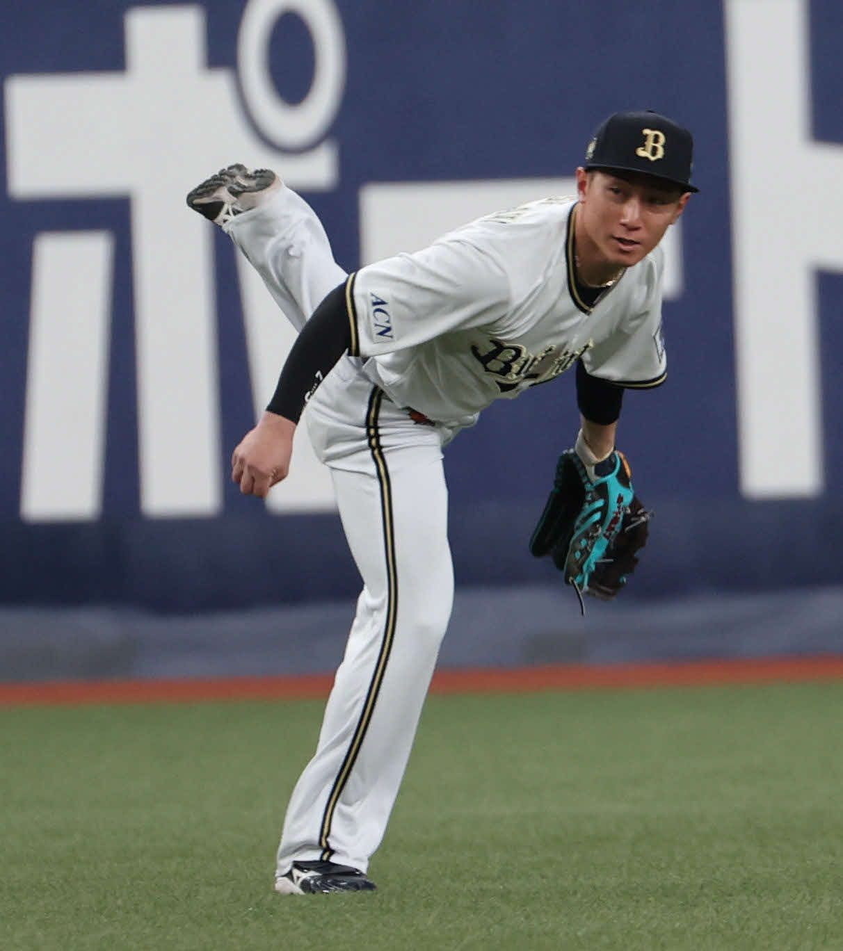 オリックス対西武　1回表西武2死二塁、外崎の左前打を処理した左翼手西川は本塁を狙った走者をアウトにする（撮影・西尾就之）
