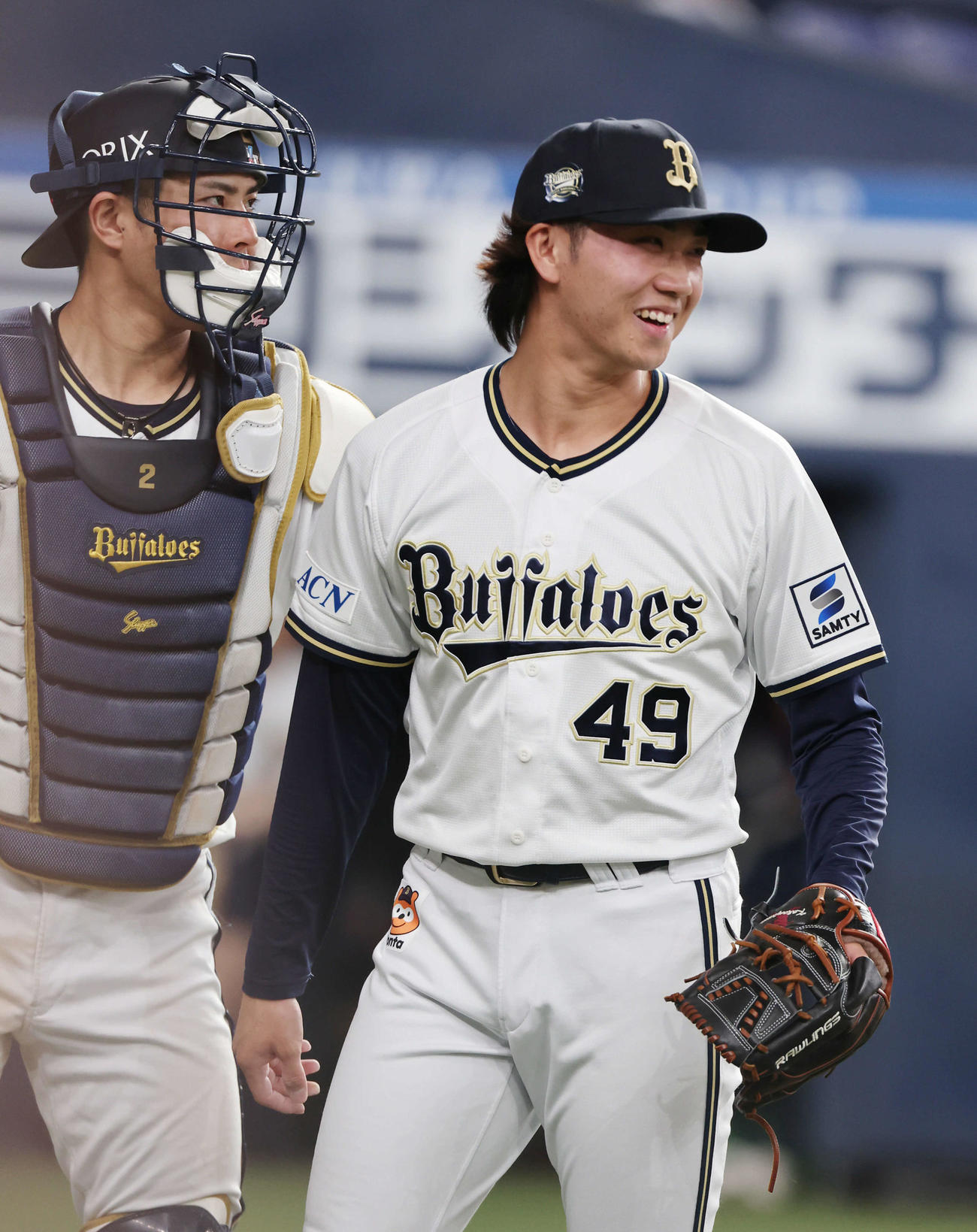 オリックス対西武　オリックス4番手の片山はプロ初登板で1イニングを無失点とし笑顔でベンチに戻る（撮影・西尾就之）