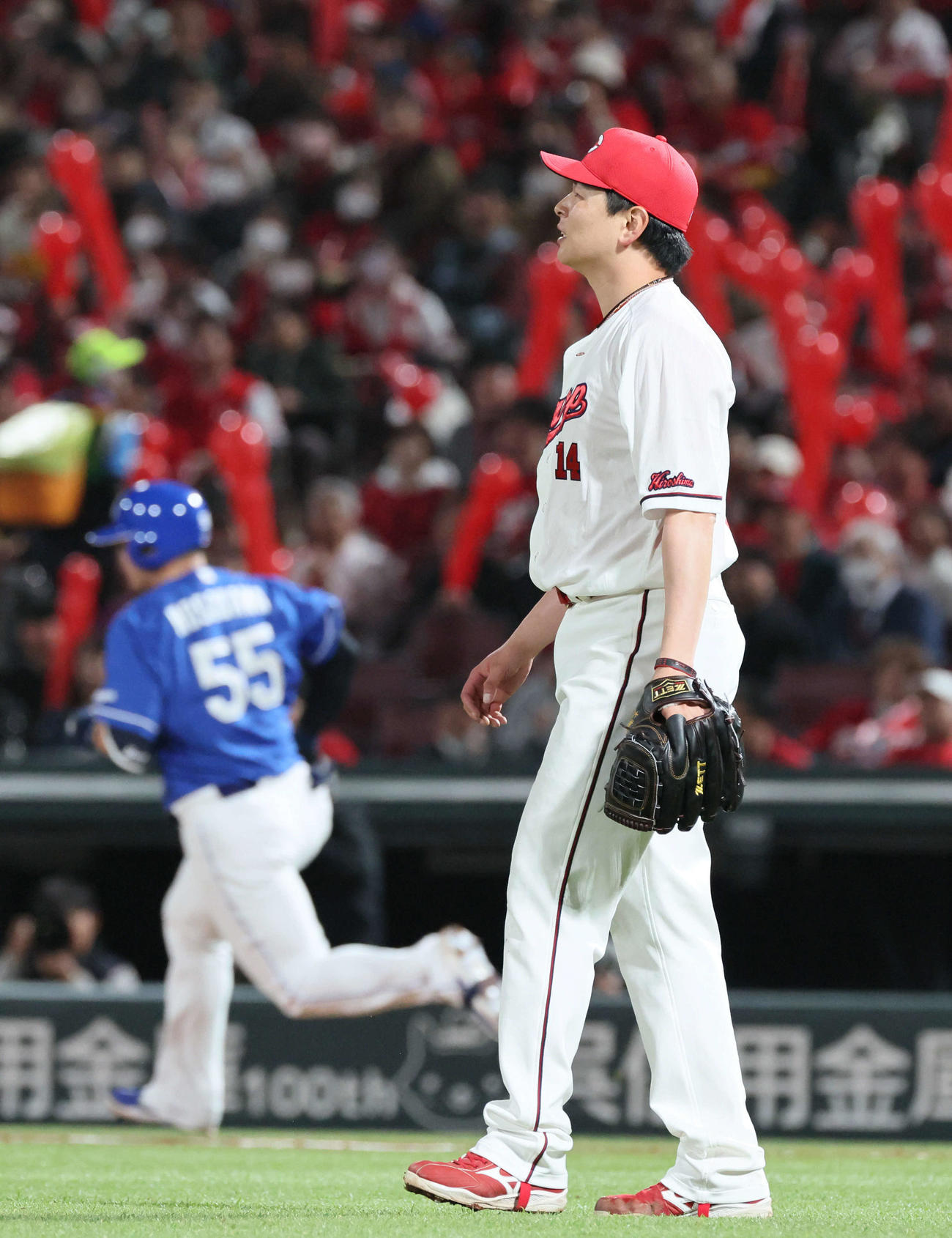 広島対中日　7回表中日2死、細川に左二塁打を浴びた大瀬良（撮影・加藤孝規）