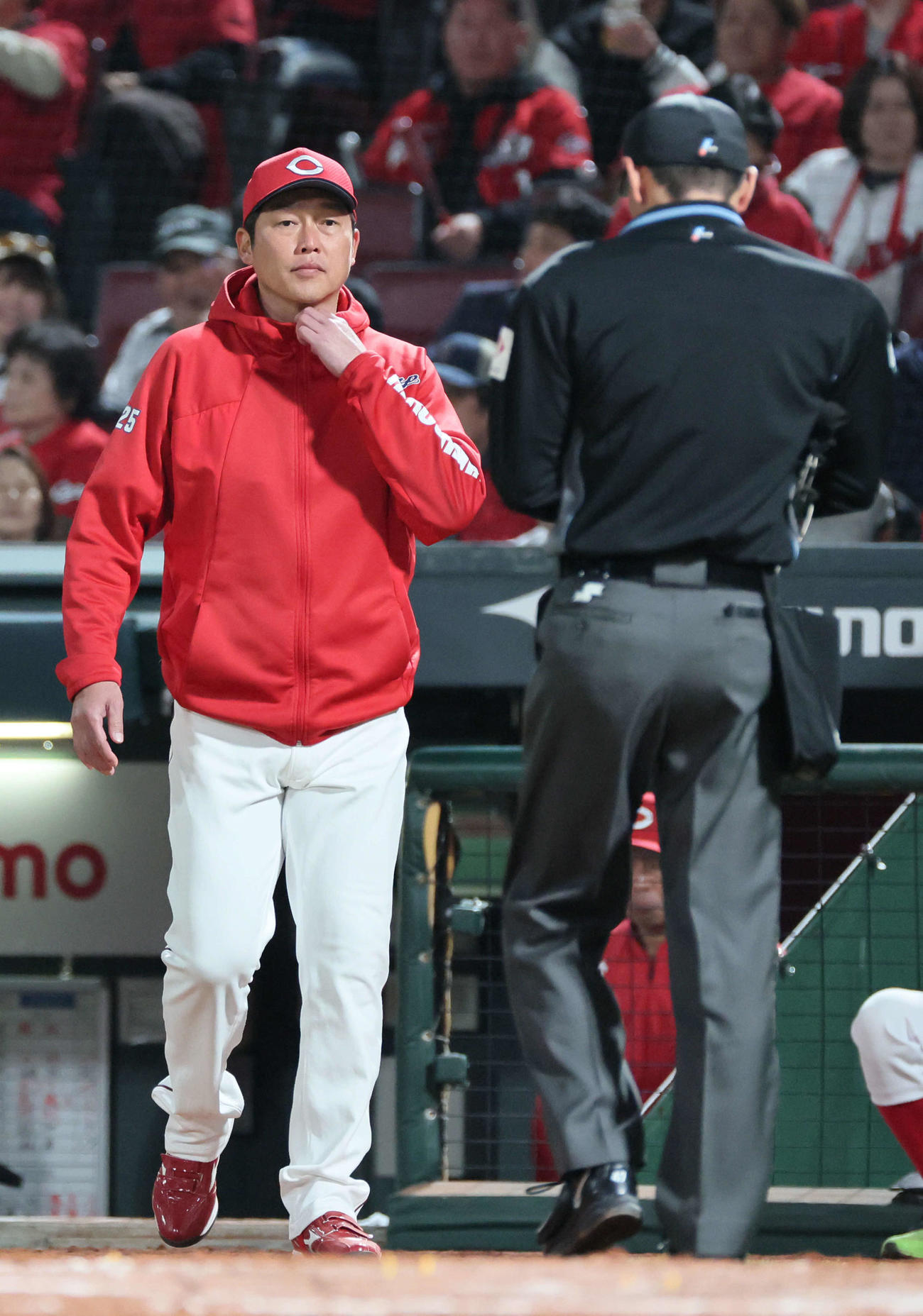 広島対中日　8回裏終了時、交代を告げる新井監督（左）（撮影・加藤孝規）