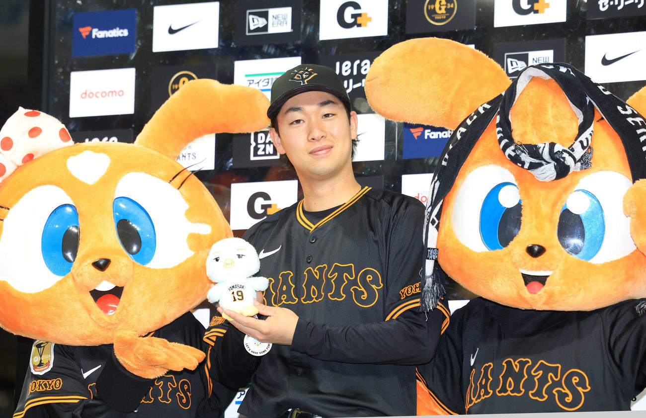 巨人対DeNA 3勝目を挙げ、マスコットと笑顔で記念撮影する巨人山崎（撮影・浅見桂子）