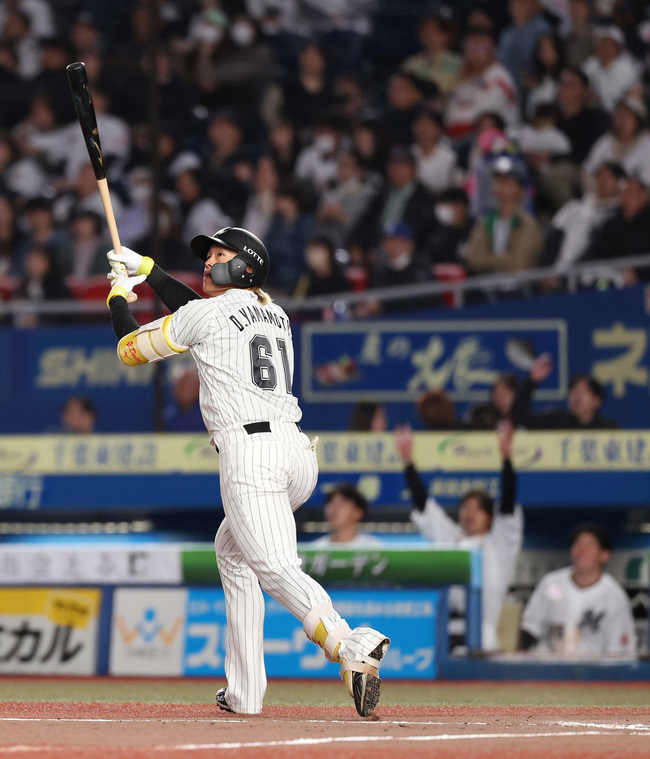 ロッテ対日本ハム　6回裏ロッテ1死一、二塁、左越え先制3点本塁打を放つ山本（撮影・河田真司）