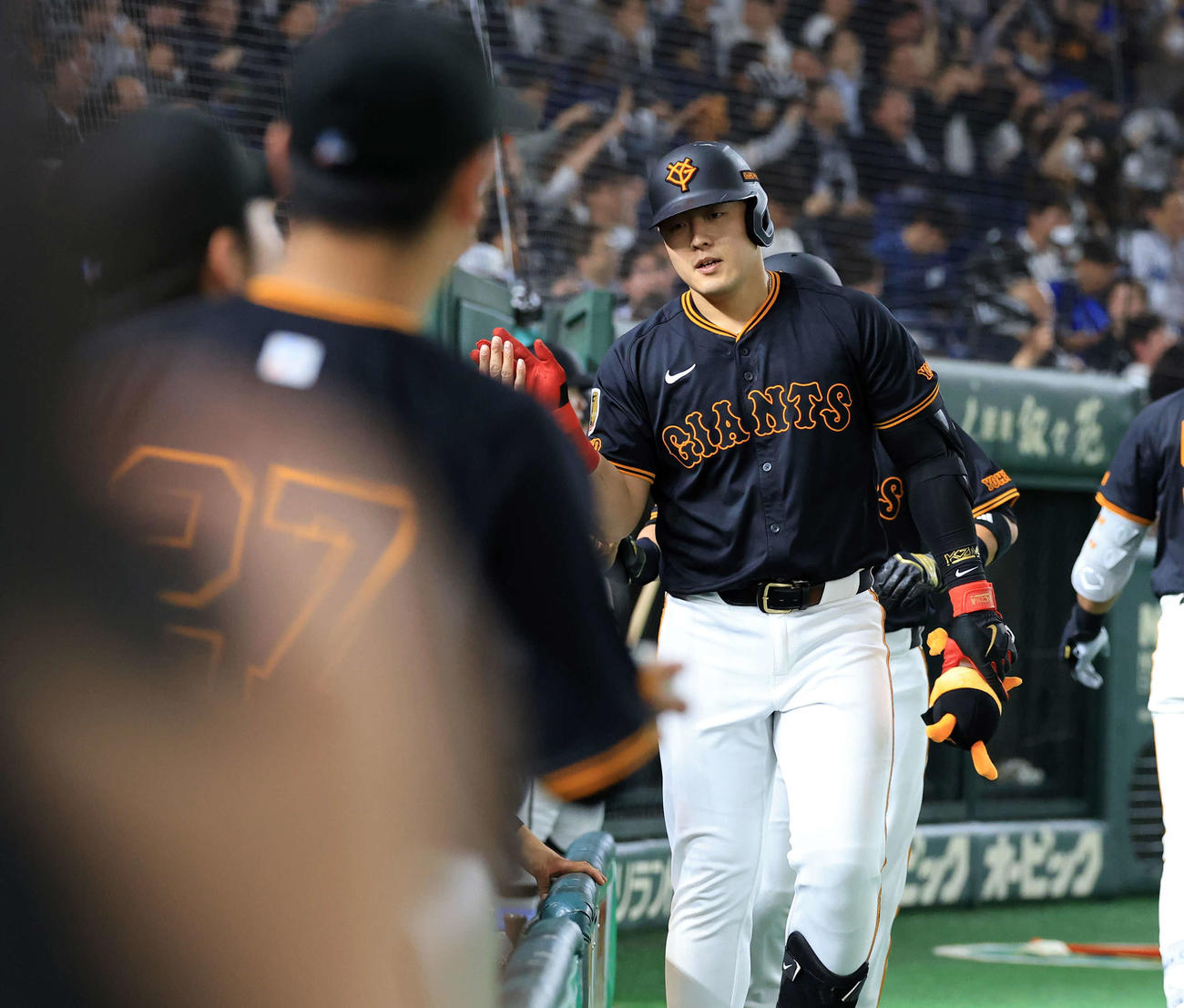 巨人対DeNA 5回裏巨人2死二塁、岡本は2点本塁打を放ちナインとハイタッチ（撮影・浅見桂子）